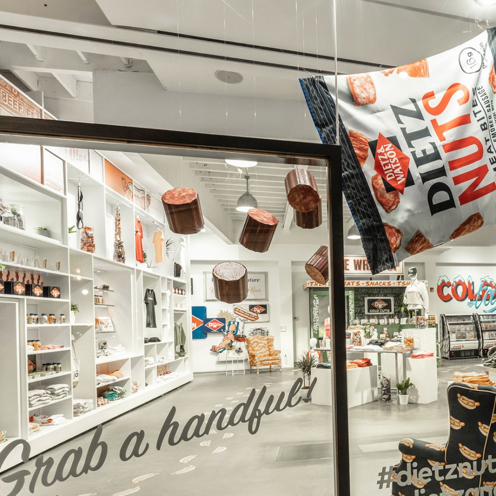 dietzWatston__delishop--exterior-dietzNutsDisplay-2
